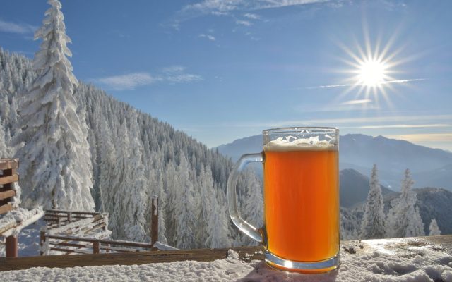 apres ski bierglas in sneeuw DT apres ski bierglas in sneeuw DT