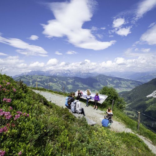 familie met kinderen op de berg in Westendorf in de zomer
