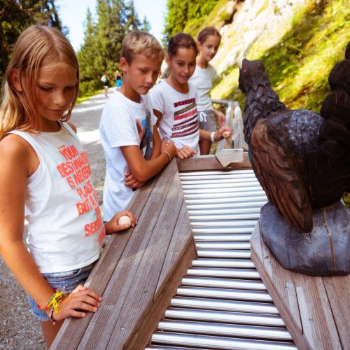 kinderen met knikkerbaan westendorf zomer
