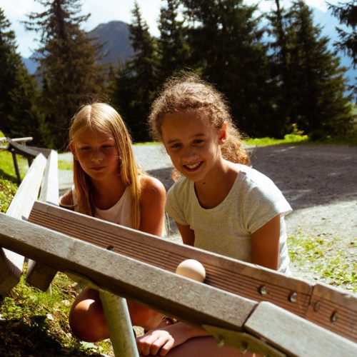kinderen met knikkerbaan zomer westendorf