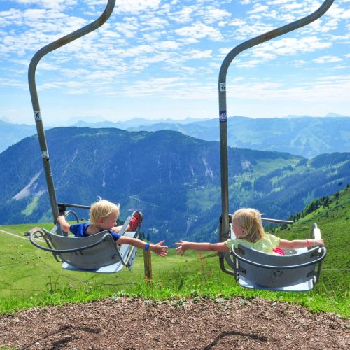 kinderen op de schommel in Westendorf in de zomer